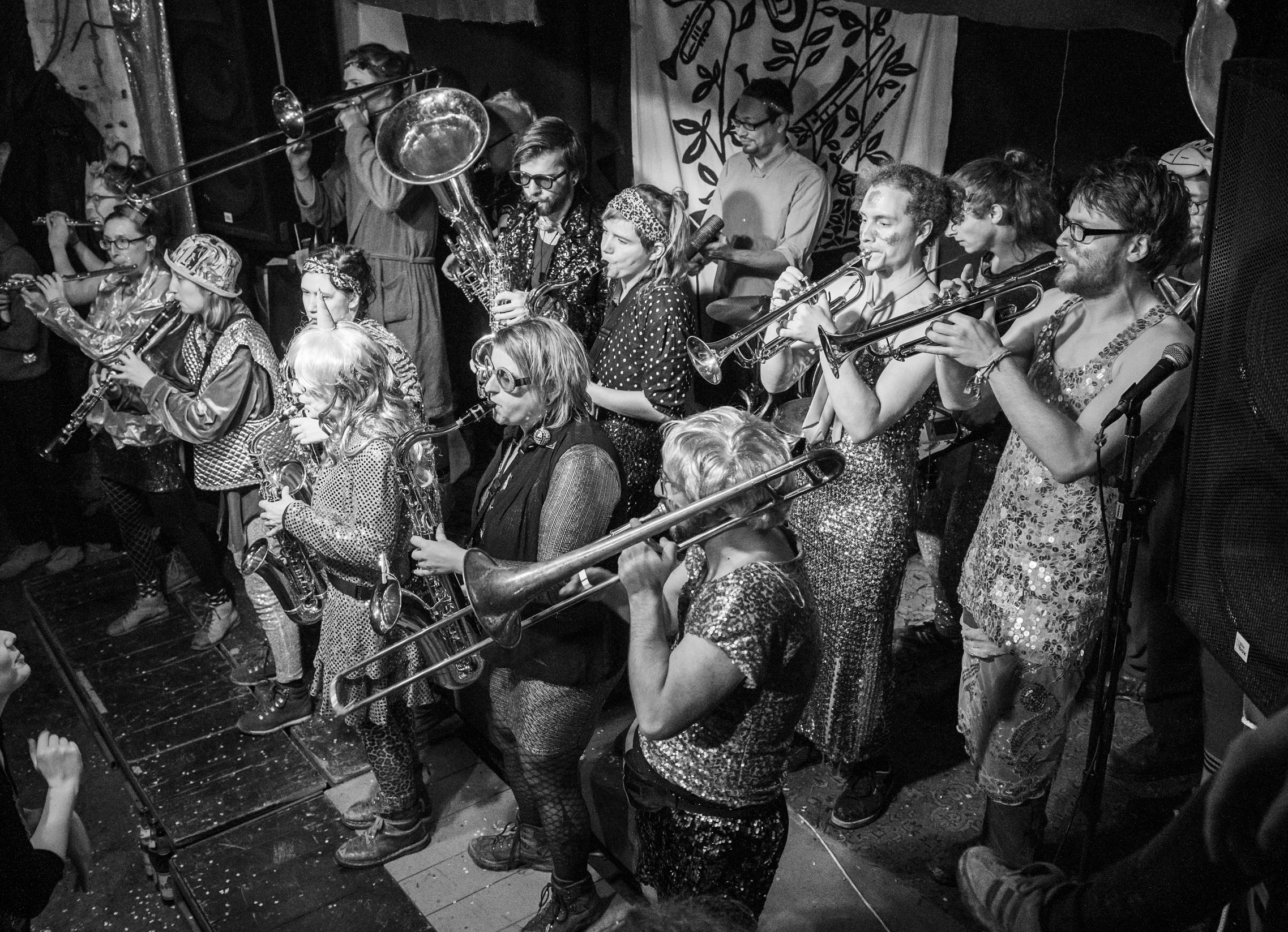 Die Brassbanditen musizieren zusammen wie bei den KöşkAbrissFestspiele
