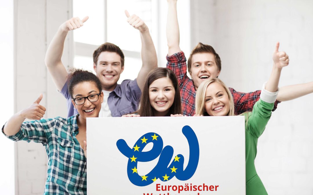 Gruppe von Jugendlichen halten ein Schild mit dem Logo vom europäischen Wettbewerb hoch und jubeln.