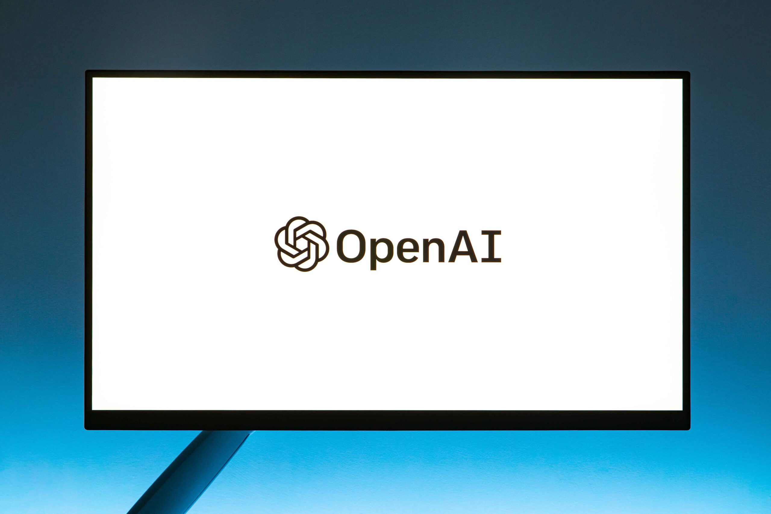 Computer Bildschirm auf dem sich gerade Chat GPT und OpenAI öffnen.