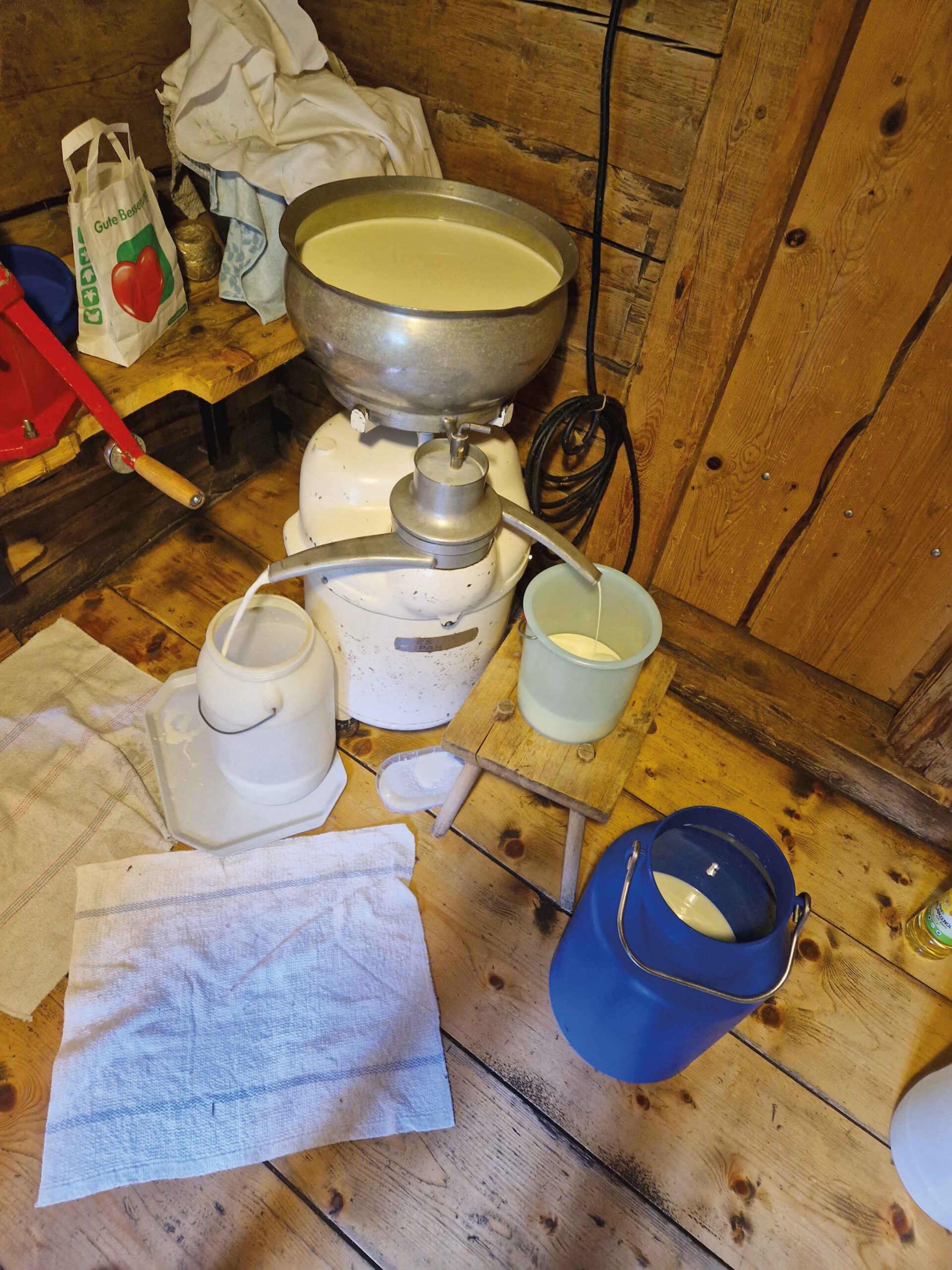 Die Milch wird gefiltert und für die Weiterverarbeitung vorbereitet. Während dem Sommer auf der Alm musste Marlene nicht nur melken, sondern auch die Milch zu Käse und Butter weiterverarbeiten.