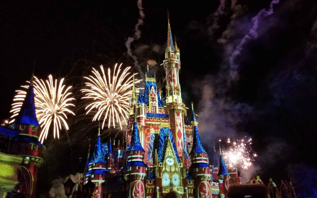 Hier siehst Du ein wunderschönes Feuerwerk im Disneyland, passend zum Thema des Workshops mit Disneyzeichner Ulrich Schröder.
