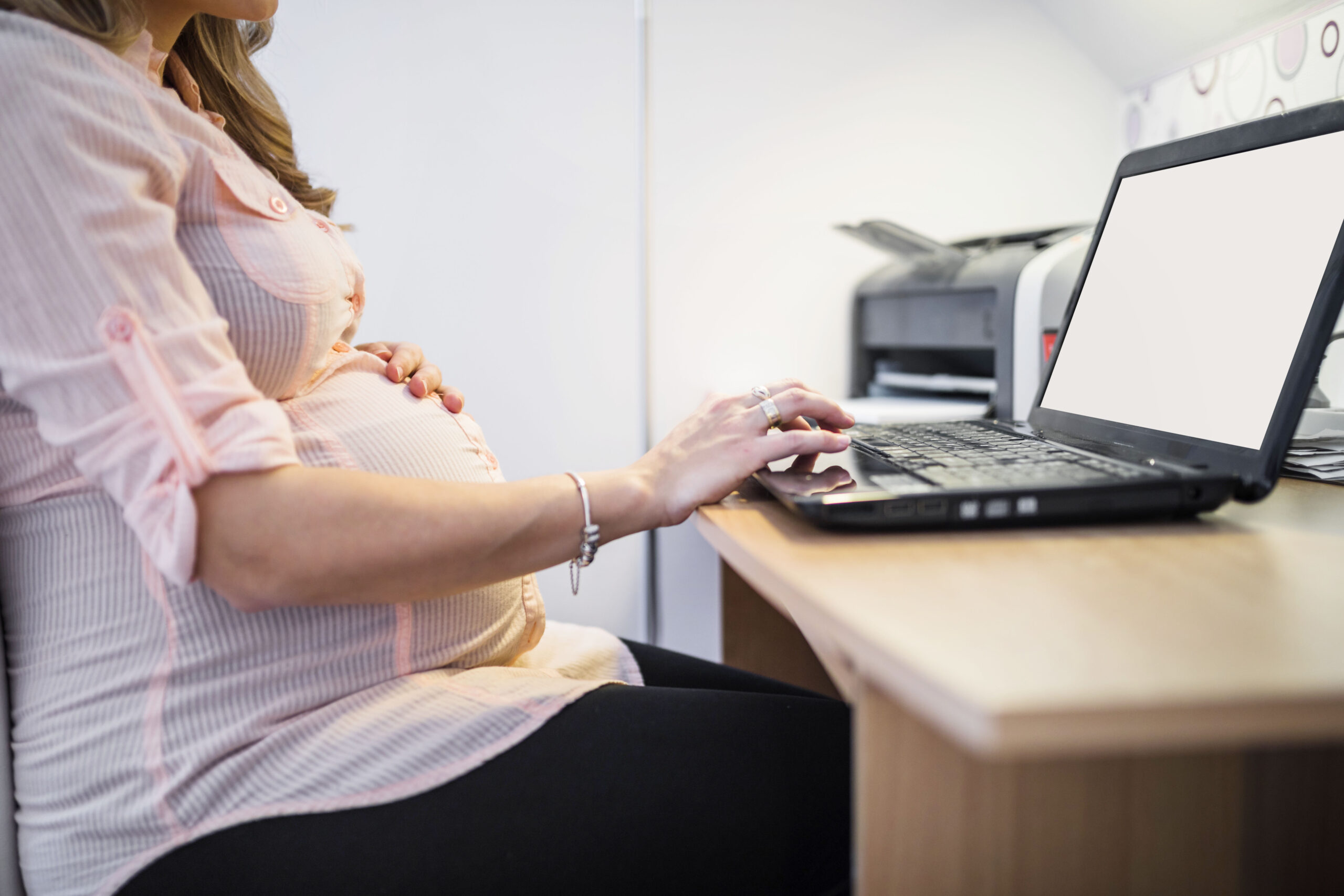 Wenn du Schwanger in der Ausbildung bist, gewährt dir das Mutterschutzgesetzt besonderen Schutz am Arbeitsplatz.