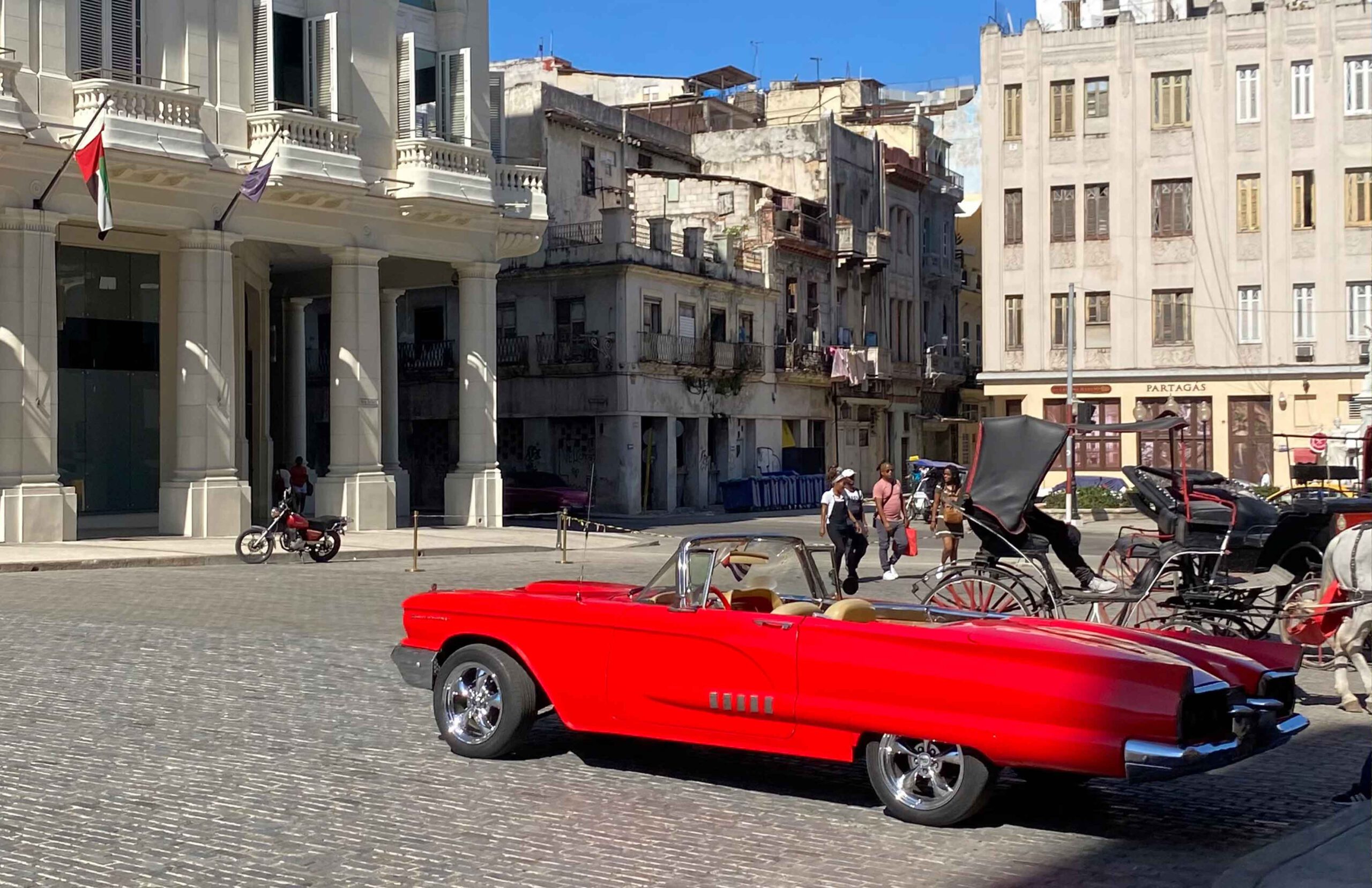 Roter Oldtimer in Old Havana.